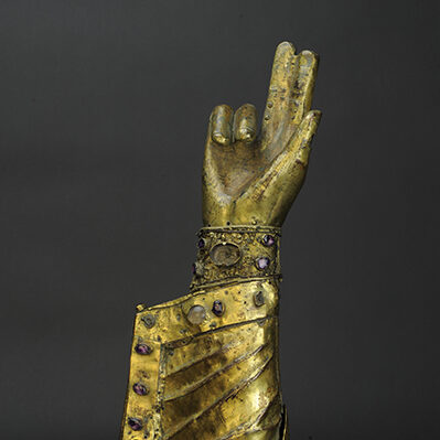 Grand bras reliquaire composé de plaques de cuivre travaillées au repoussé et assemblées par des rivets. XIVe (14e) siècle