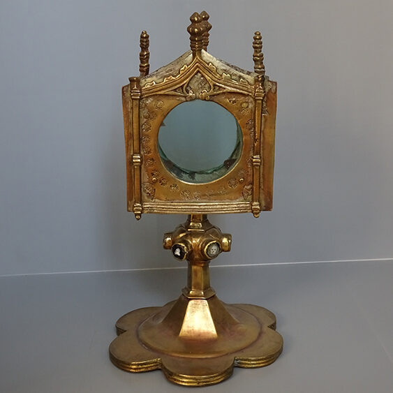 Monstrance, cuivre doré, émail. 1er quart du 16e siècle. Objet dans lequel des reliques ou une hostie étaient conservées dans une lunule en verre et exposées.