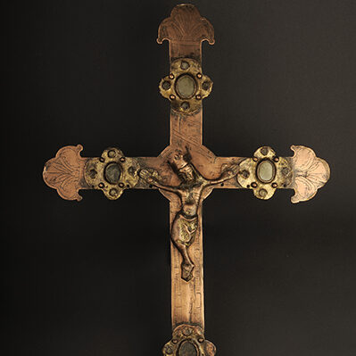 Croix processionnelle en cuivre gravé, repoussé. Décor rapporté. Treizième siècle.