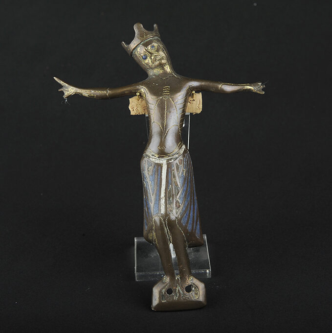Crucifix en cuivre, émail champlevé. Treizième siècle. Limoges.