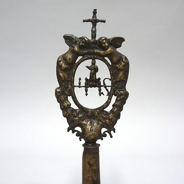 Tête de bourdon de Jésuite, cuivre, XVIIe (17e) siècle. Le bourdon est un long bâton de marche. En réserve, avant restauration.