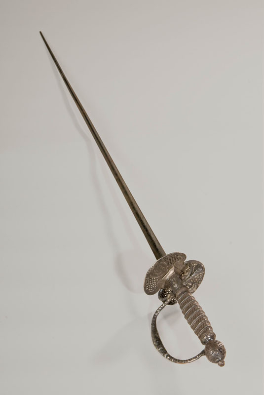 Epée des lauréats de l'Ecole d'équitation offerte par les Capitouls. Garde en argent ciselé et lame en acier. réalisée par " Meinvieille, Md fourbisseur rue de la Balance à Toulouse ", vers 1750.