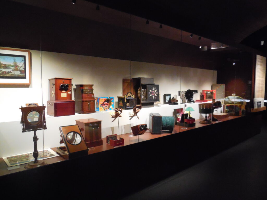 Photographie de la salle consacrée aux objets du pré-cinéma au musée Paul-Dupuy.