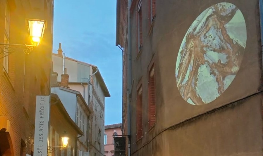Projection vidéo sur la façade qui fait face au musée