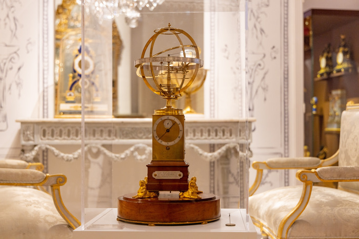 Photo du cabinet du temps avec les horloges du musée