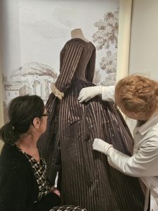 Mise en place de la robe à l'anglaise