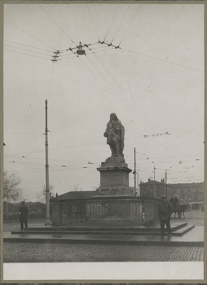 Photographie de 1927.  Installation de l'éclairage axial public, allées Jean-Jaurès à Toulouse, au-dessus de la statue de Riquet. Photographie LAFFON A